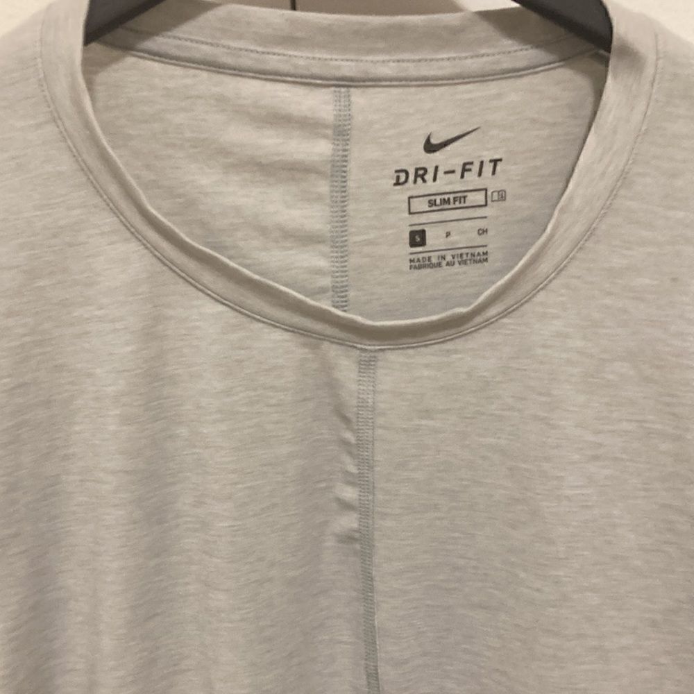 Nike Dri-Fit Mens Short Sleeve Heather Gray T-Shirt. Slim Fit. Size Small.